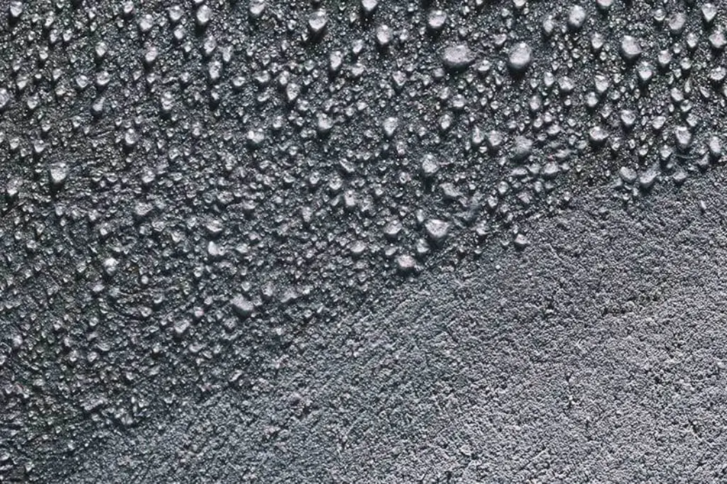 Impregnointi: Betonipinta, jossa impregnoidulla pinnalla vesipisaroita