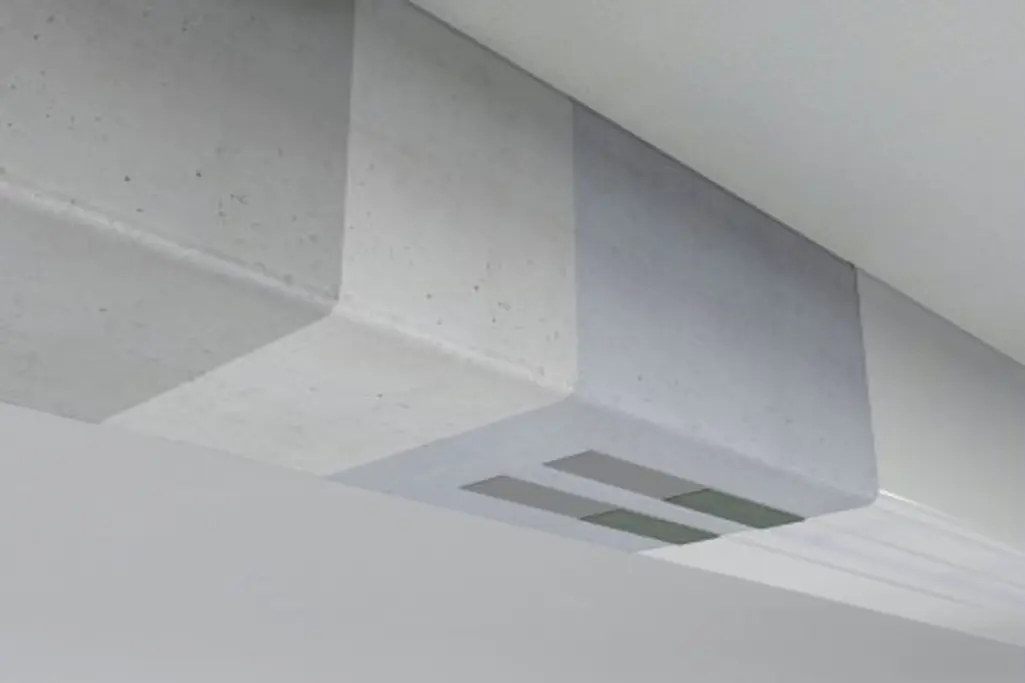 Hiilikuidulla vahvistettu suorakulmainen palkki katossa.