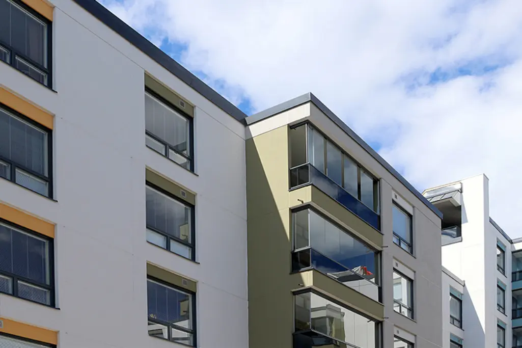 Kerrostalon betonijulkisivu ja parvekkeet