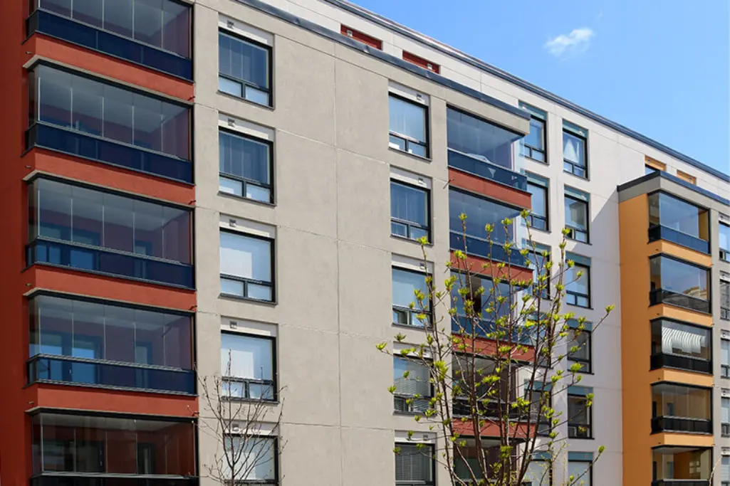 Kerrostalon julkisivu ja pinnoitetut betoniparvekkeet.