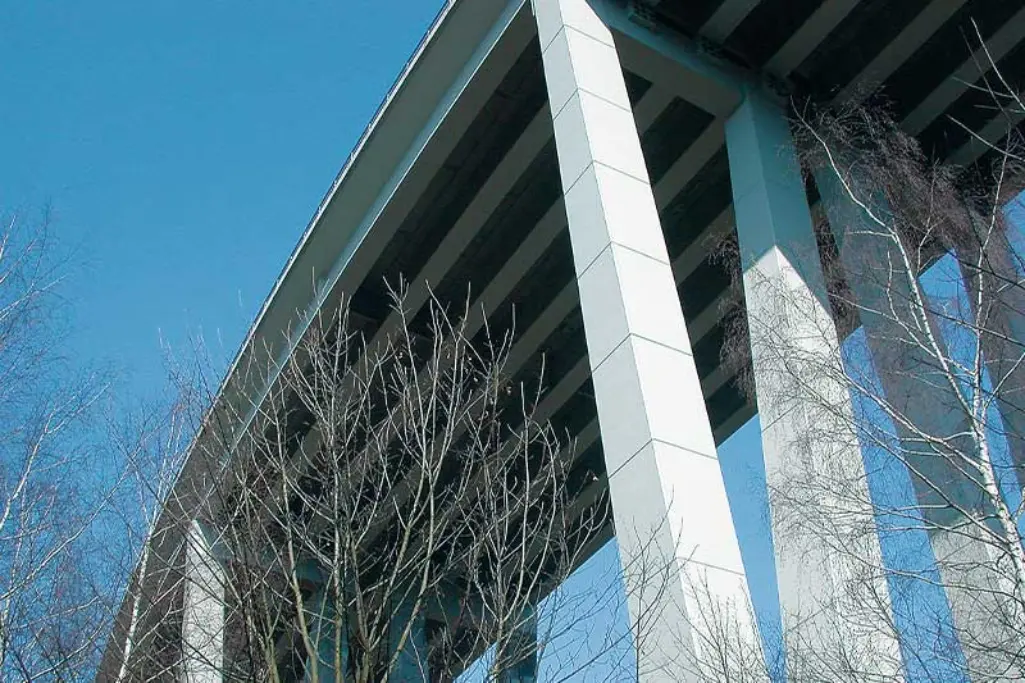 Hiilikuituvahvistukset sillan alapuolella