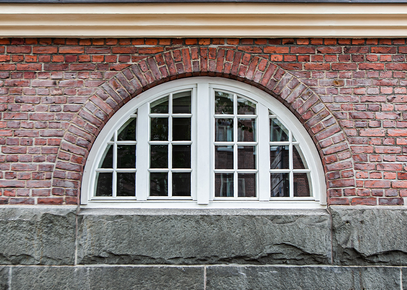 Härmehtivä punatiilinen seinä.