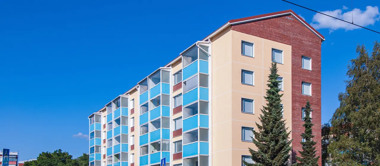 Parvekekorjaus osana julkisivukorjausta. Tiililaattapintainen ja rapattu kerrostalo.