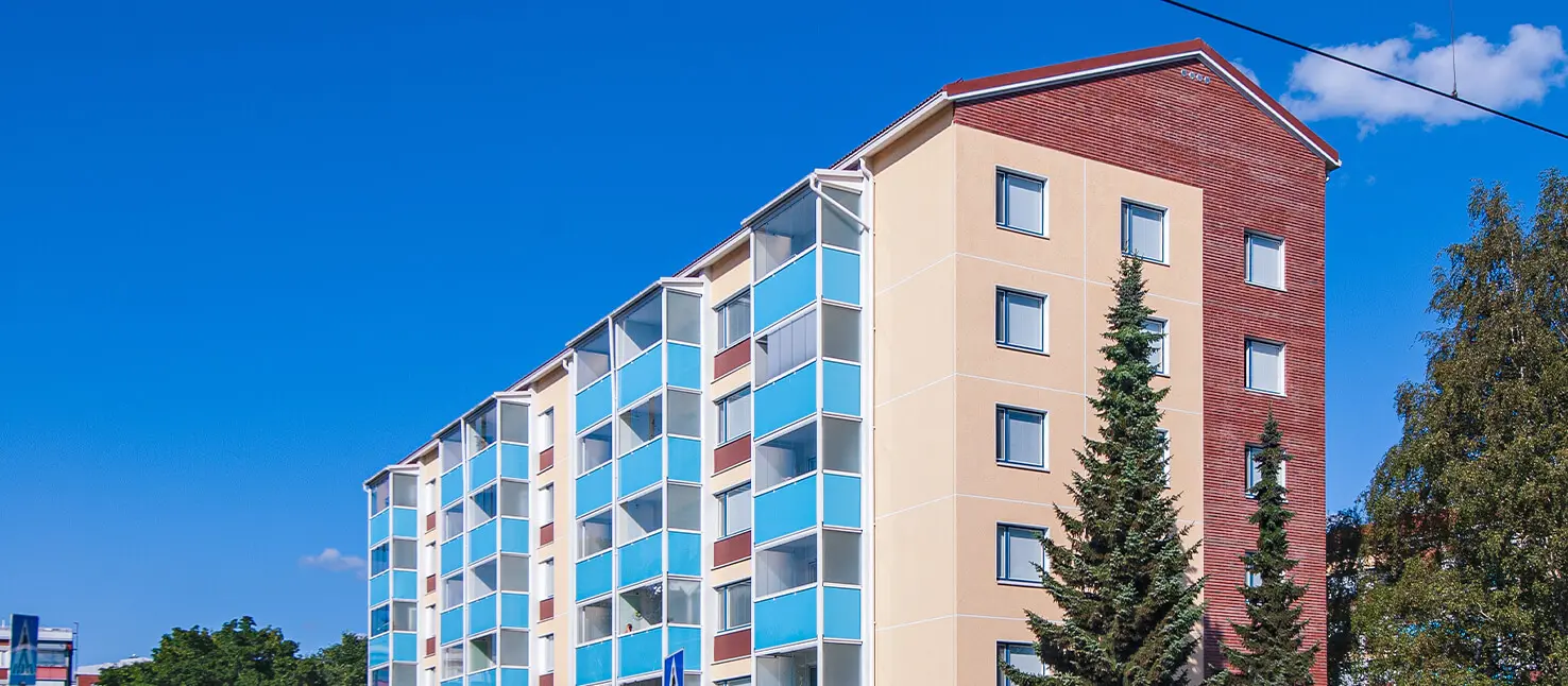 Parvekekorjaus osana julkisivukorjausta. Tiililaattapintainen ja rapattu kerrostalo.