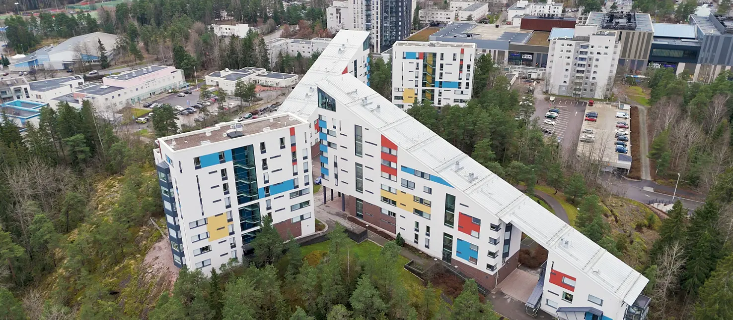 Neljä StoRenolla julkisivukorjattua kerrostaloa ilmakuvassa