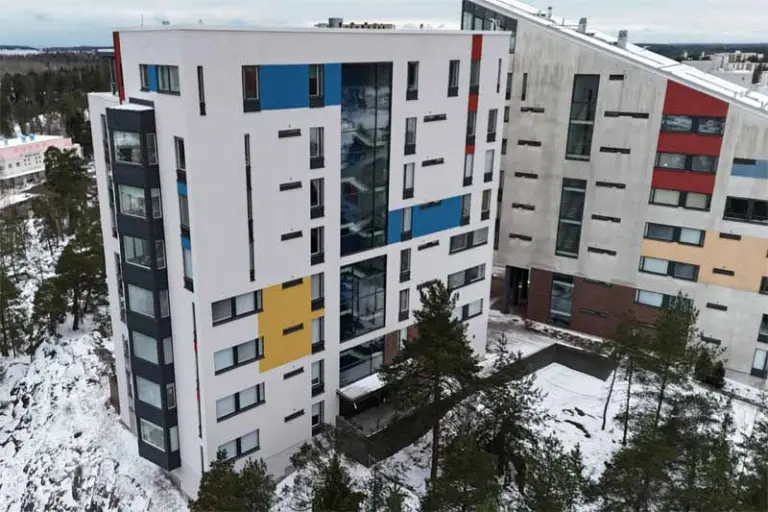 Kaksi kerrostaloa, joiden ohuteristerappauksien korjauksessa käytetään StoReno-järjestelmää.