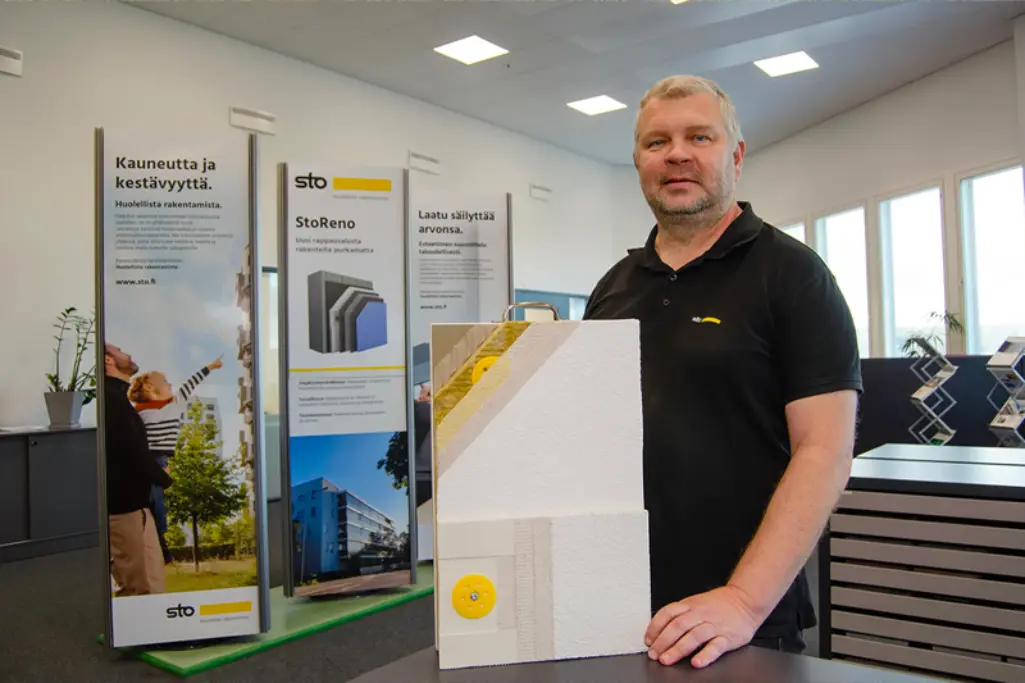 Tekninen myyjä esittelee StoReno-järjestelmää