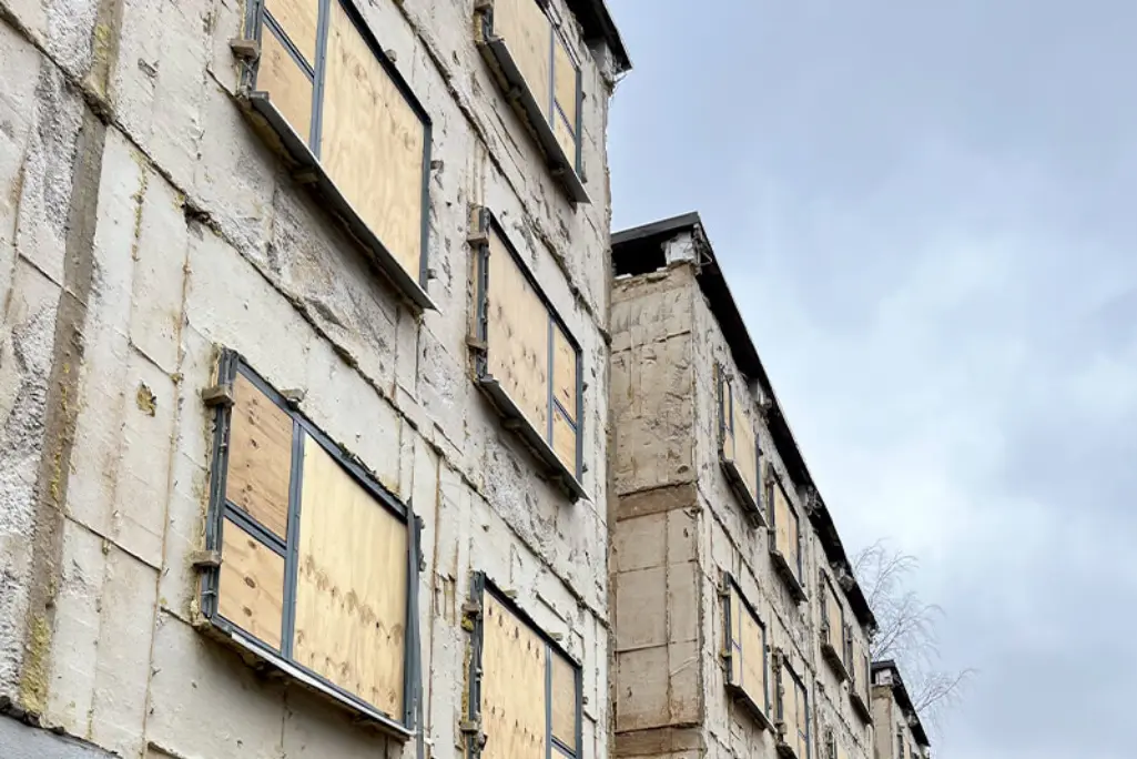 Sandwich-betonielementtijulkisivu, josta on purettu ulkokuori ja eristeet.