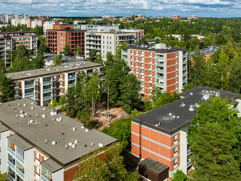 Rakennuksia tiililaattapintaisilla sandwich-betonielementtijulkisivuilla.