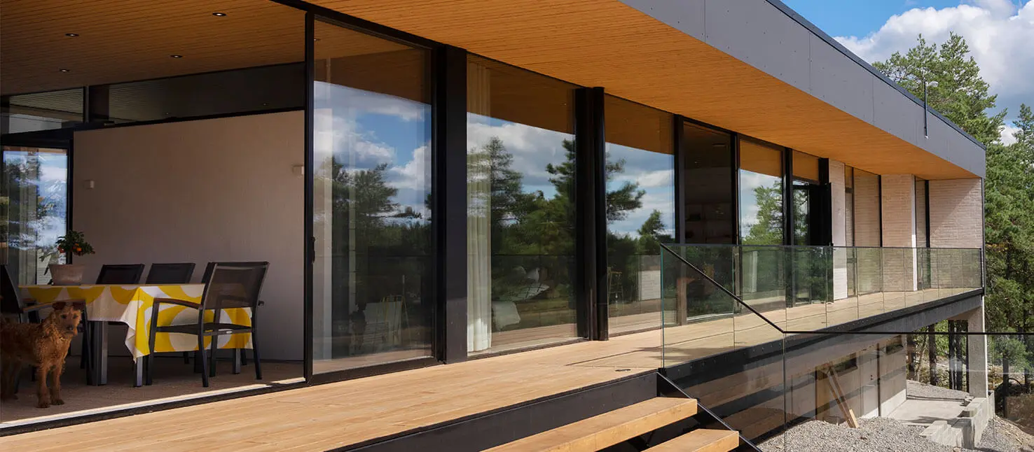 Omakotitalon julkisivun rappaus tuulettuvalla järjestelmällä.