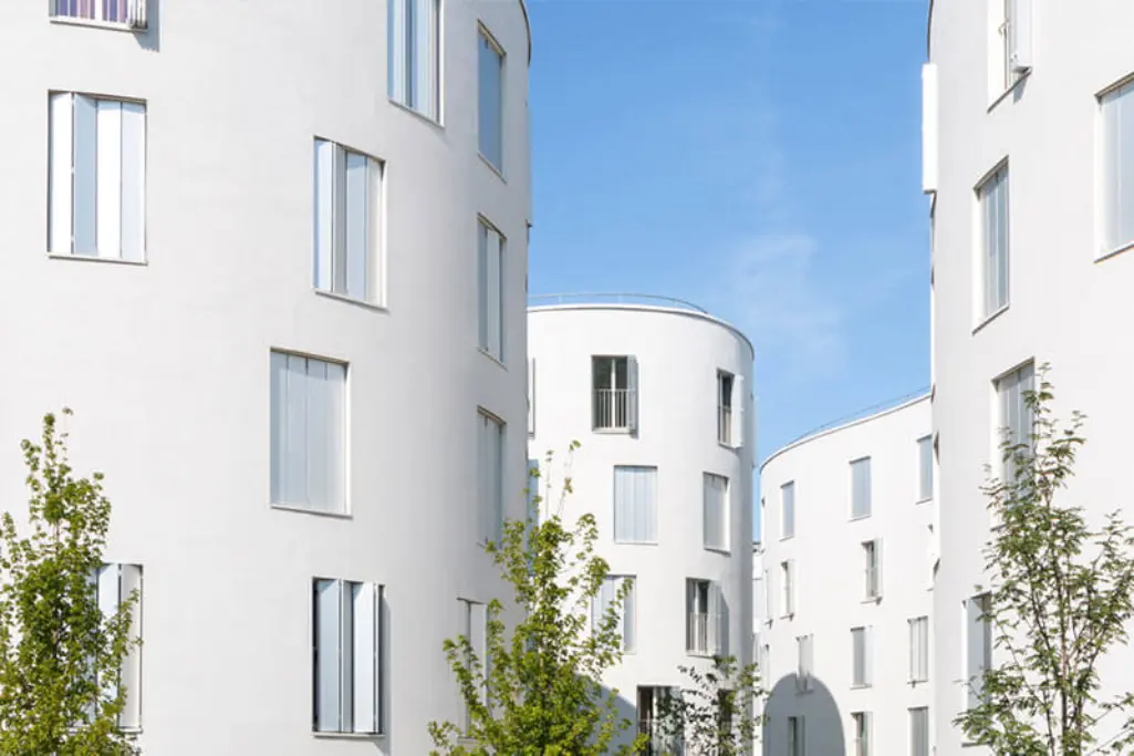 StoVentec R -levyrappauksella toteutetut kaarevat julkisivut.