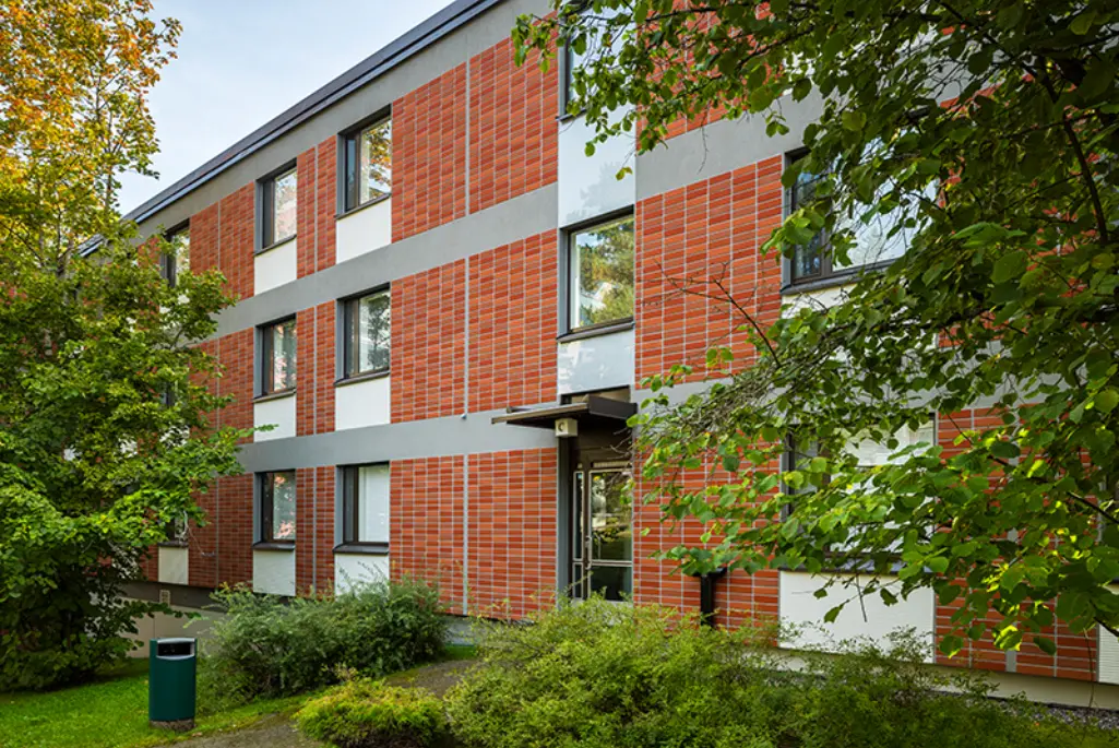 Kolmikerroksisen talon tiililaattajulkisivu. 