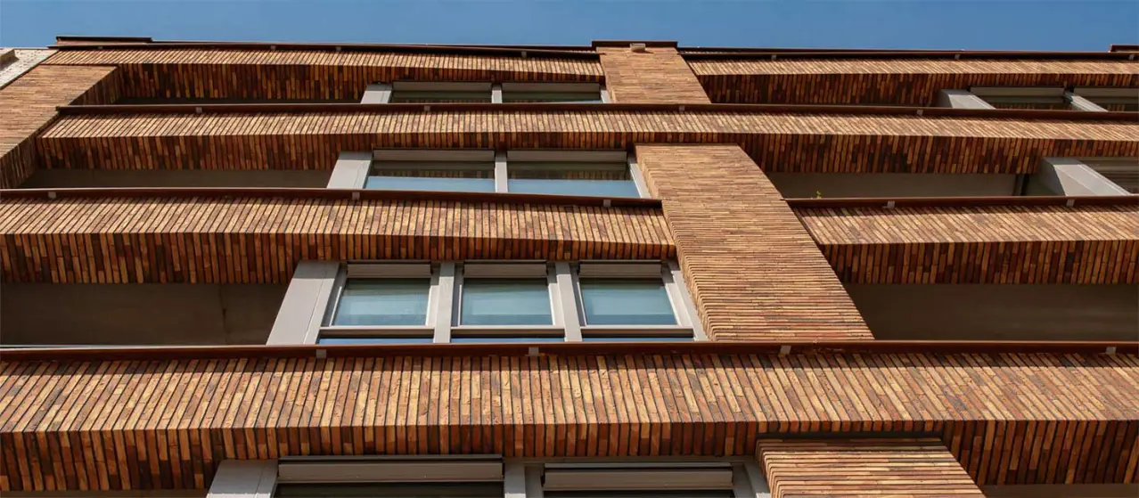 Tiilijulkisivu, joka on toteutettu ohuella StoCleyer B -tiililaatalla.