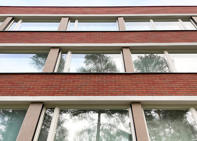 Tiililaatalla korjatun kerrostalon julkisivu