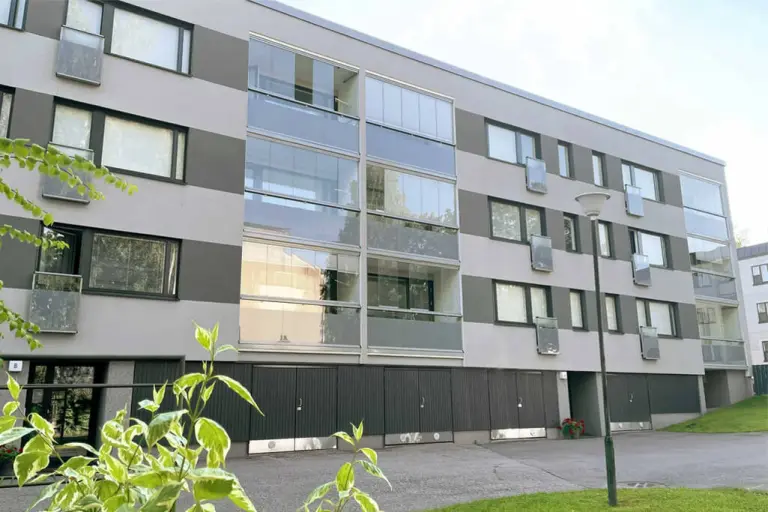 Levyrapattu julkisivu Raaseporissa.