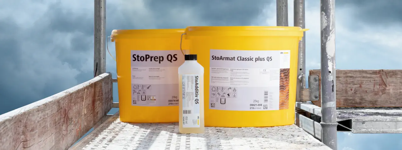 Rakennustelineellä kylmään ja kosteaan säähän sopivia julkisivutuotteita.