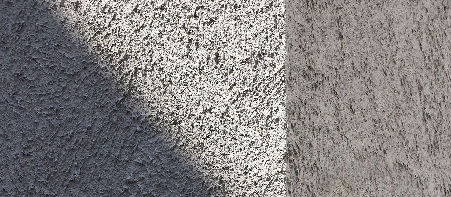 Julkisivun kulma, jossa StoSignature-rappaustekniikalla toteutettu karkea rappauspinta.