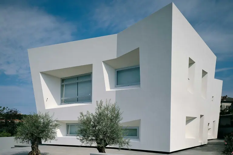 White rendered facade, curved StoVentec R RSC with facade render carrier board