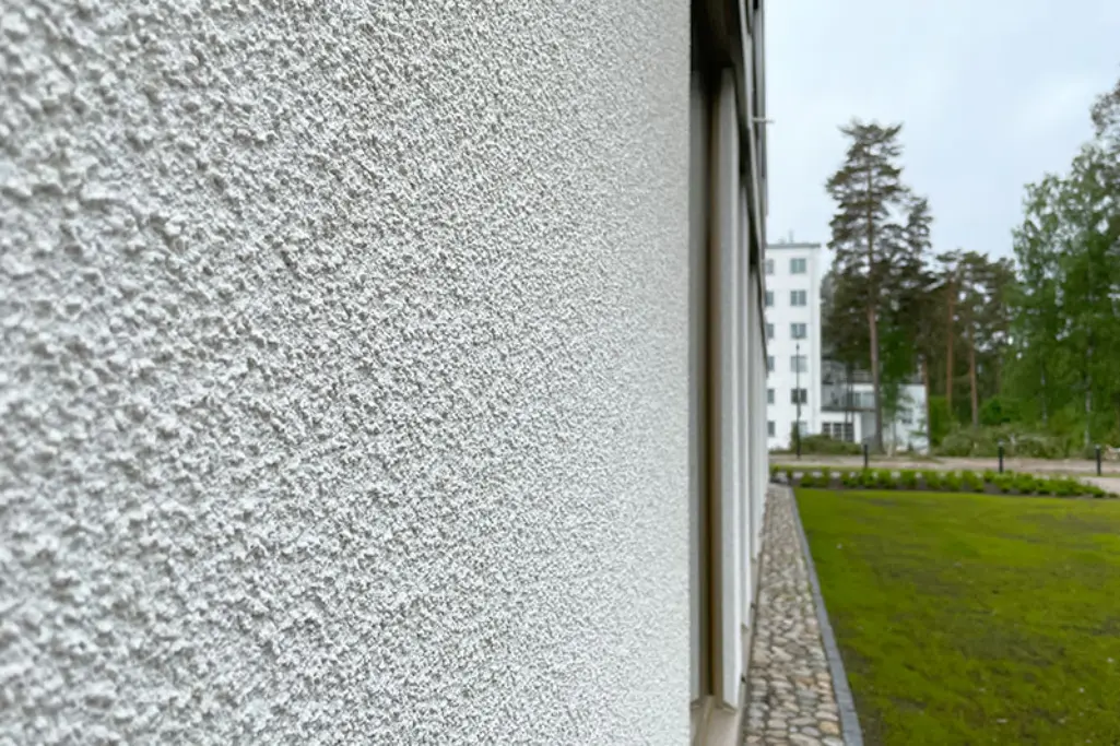 Vierumäen urheiluopiston eristerapattu julkisivu