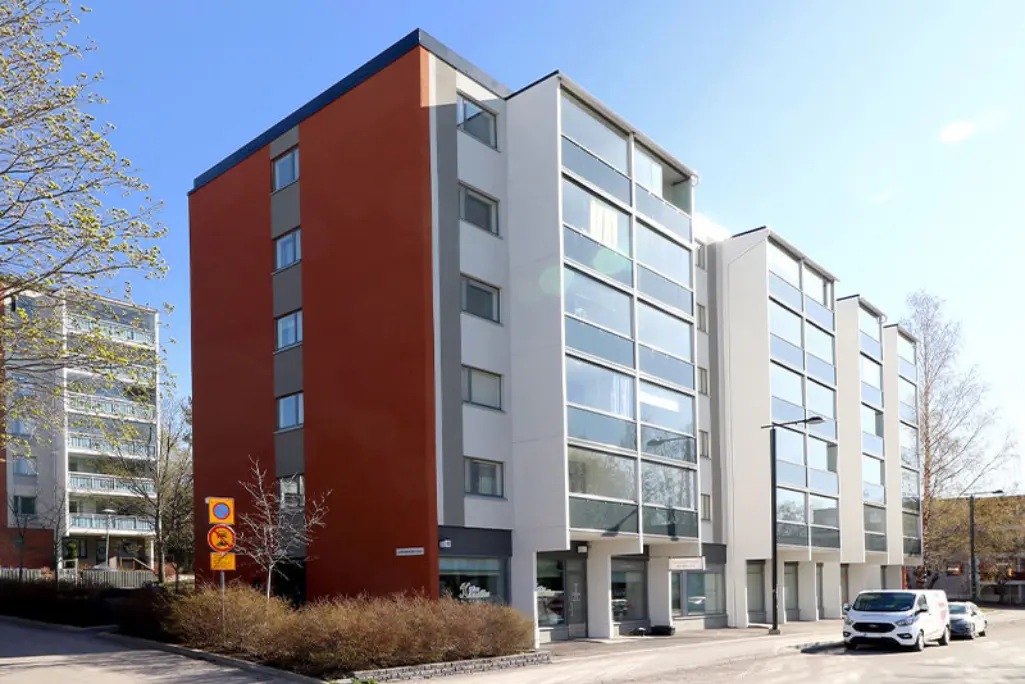 Sandwich-betonielementtijulkisivuun tehty peittävä korjaus.