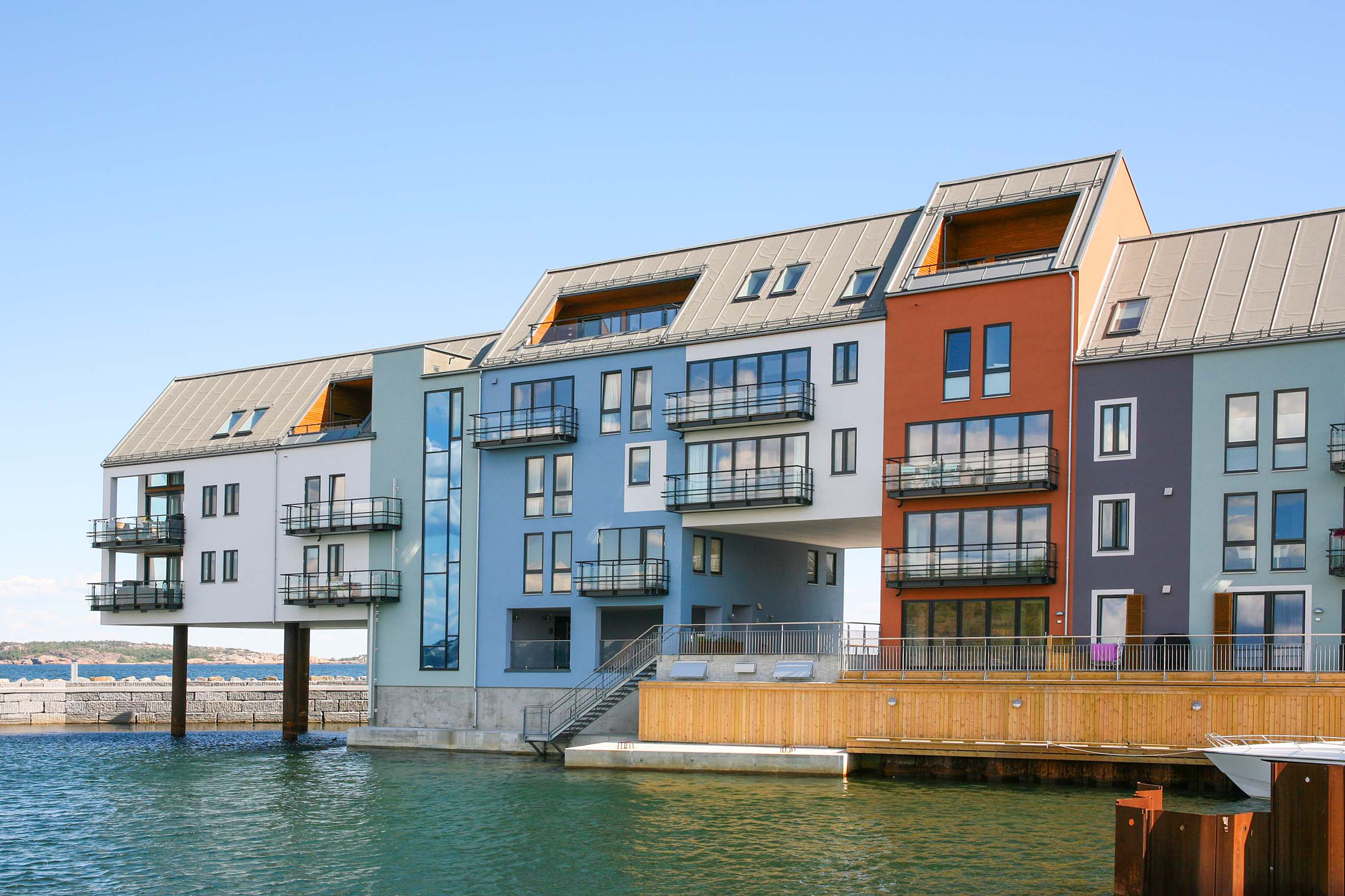 Levyrapattuja taloja meren rannalla