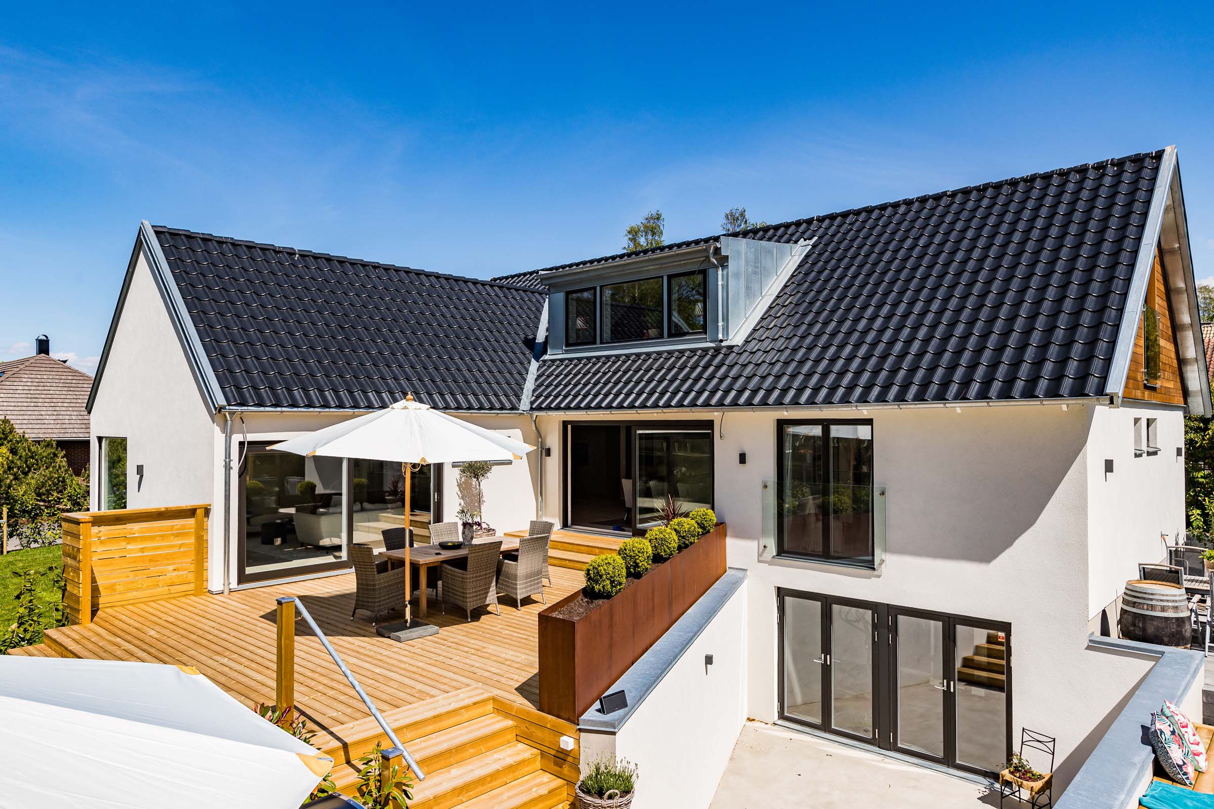 Valkoinen rapattu julkisivu