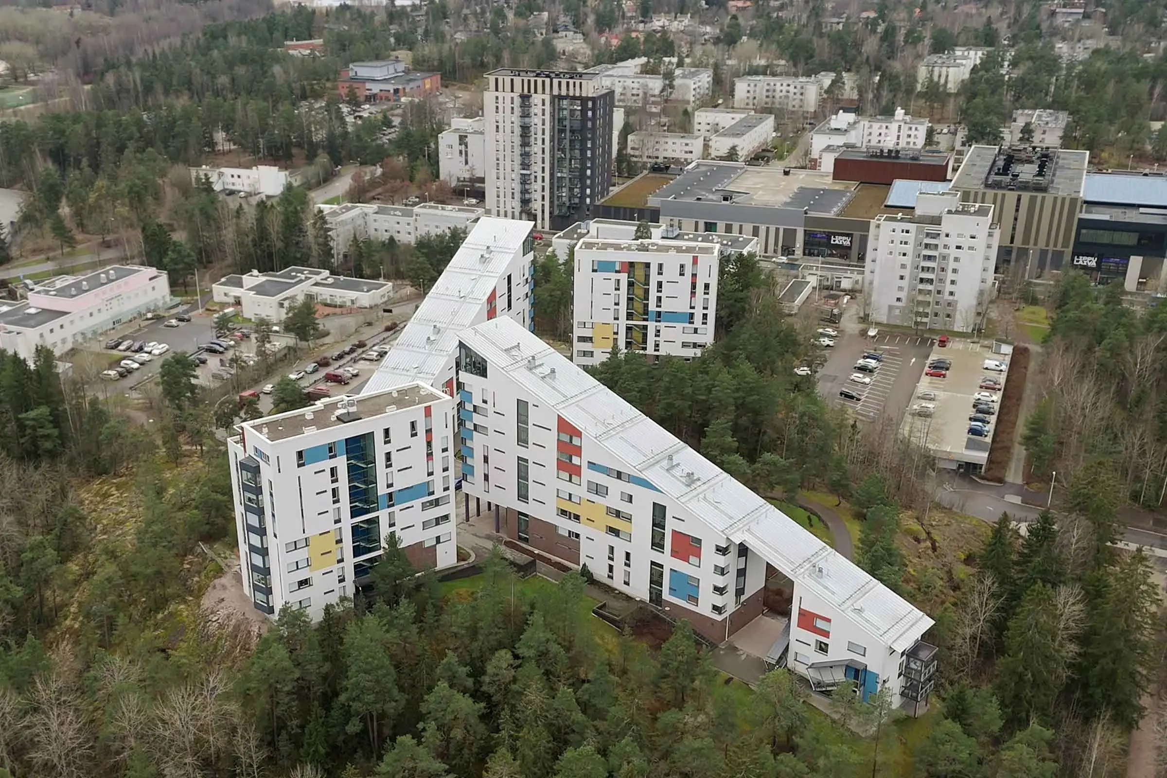 Neljä StoRenolla julkisivukorjattua kerrostaloa ilmakuvassa