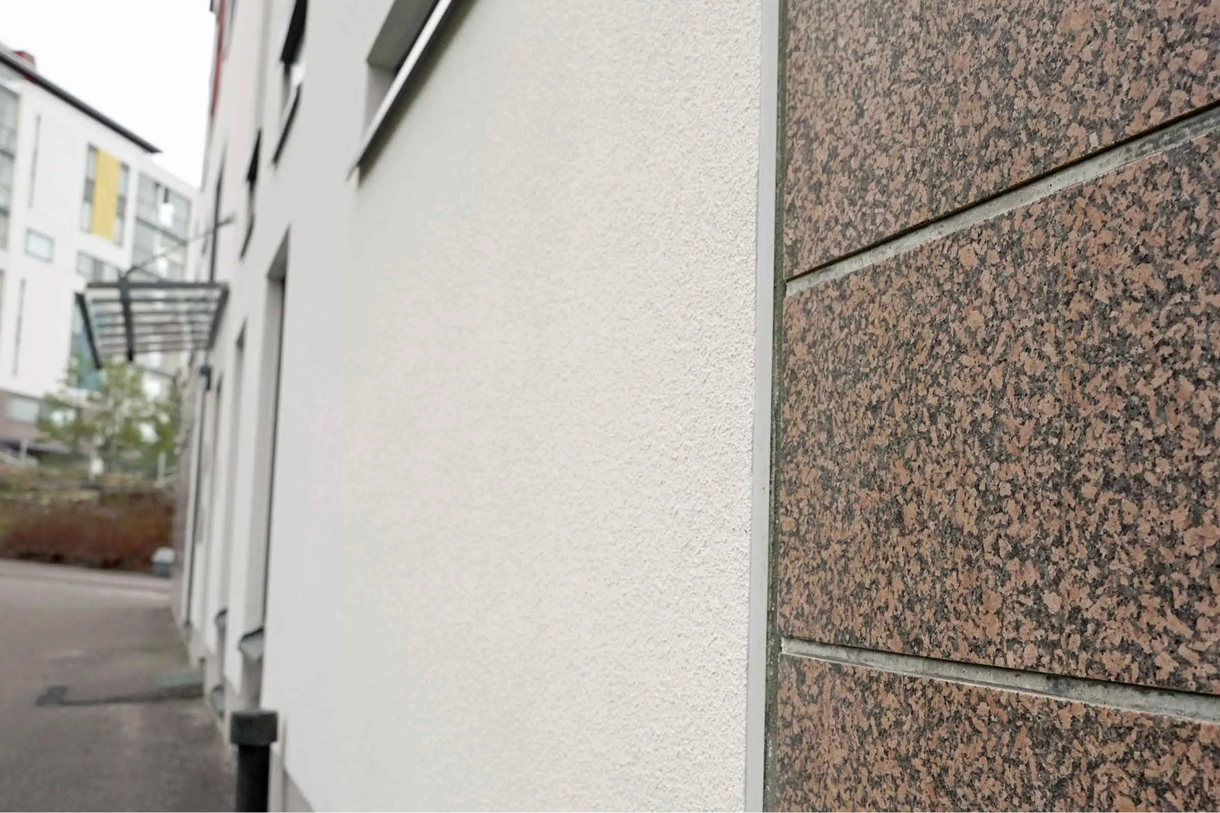 Lähikuva StoRenolla korjatusta julkisivurappauksesta