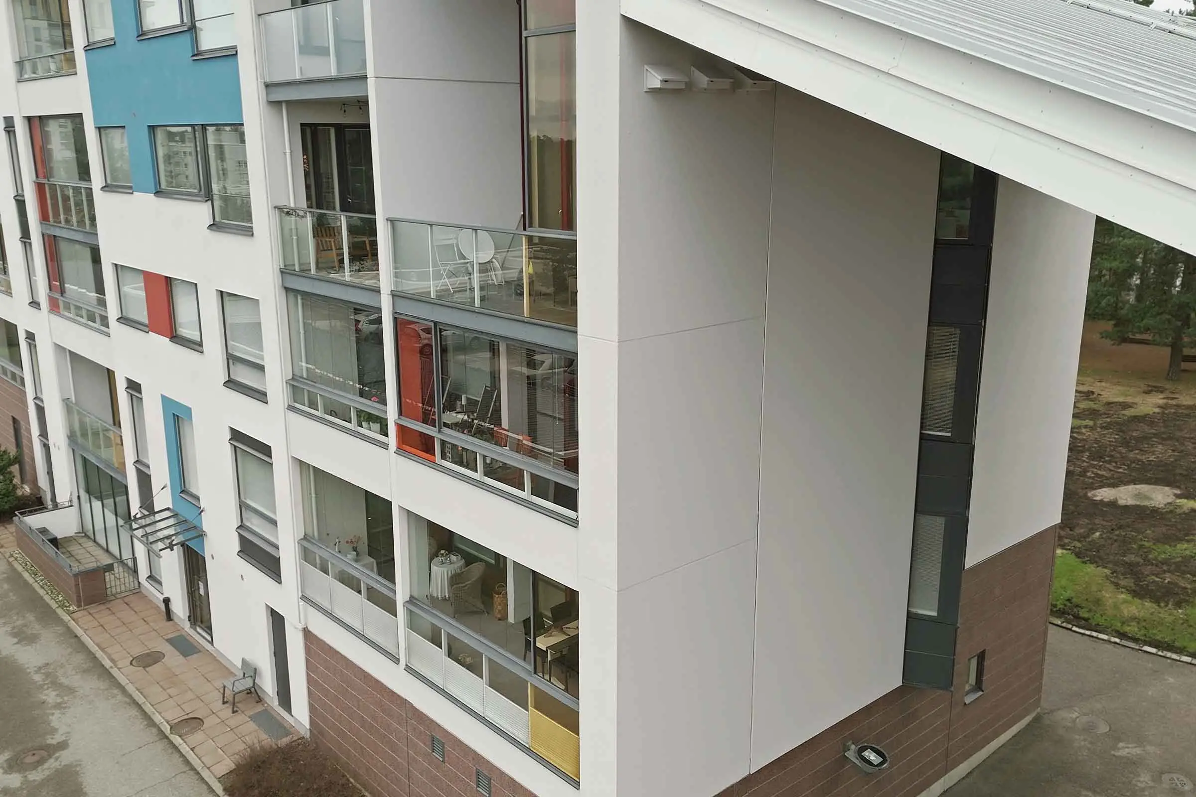 StoRenolla korjattu julkisivu, jonka katonrajassa StoFauna-linnunpöntöt