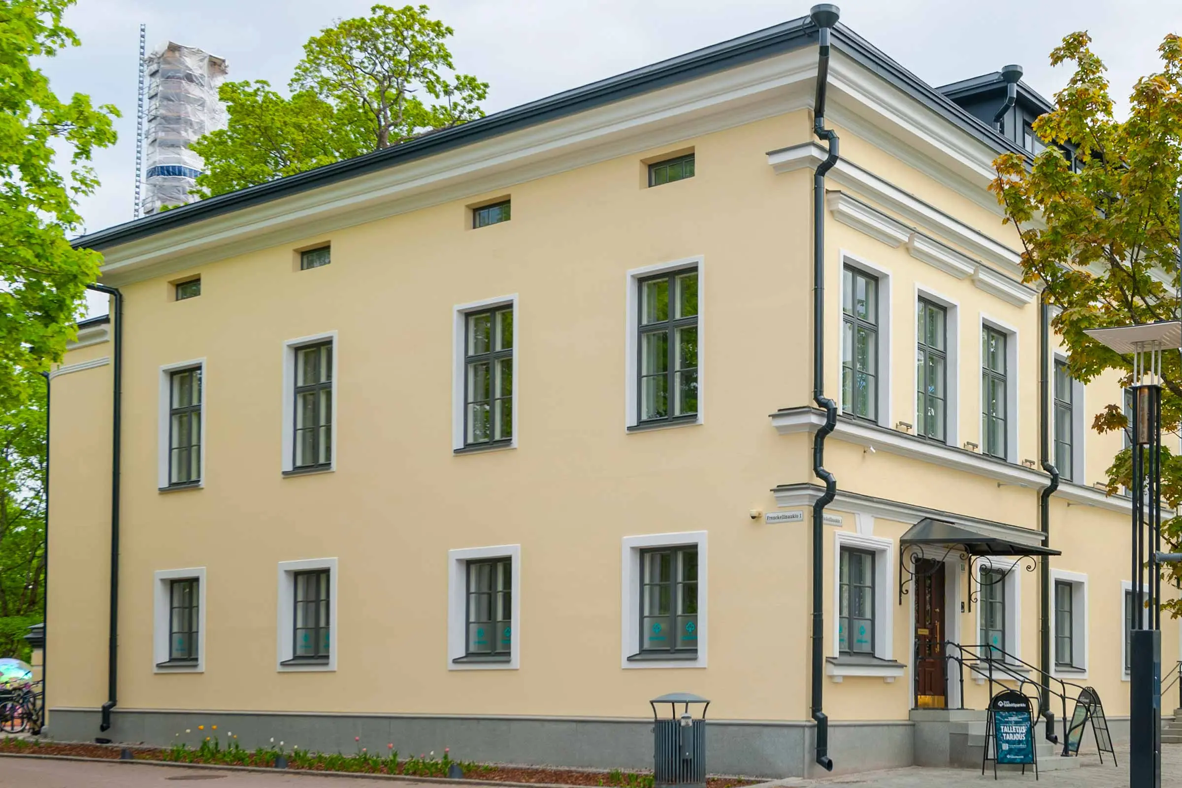 StoColor Lotusanilla huoltomaalattu Frenckellin konttorin julkisivu