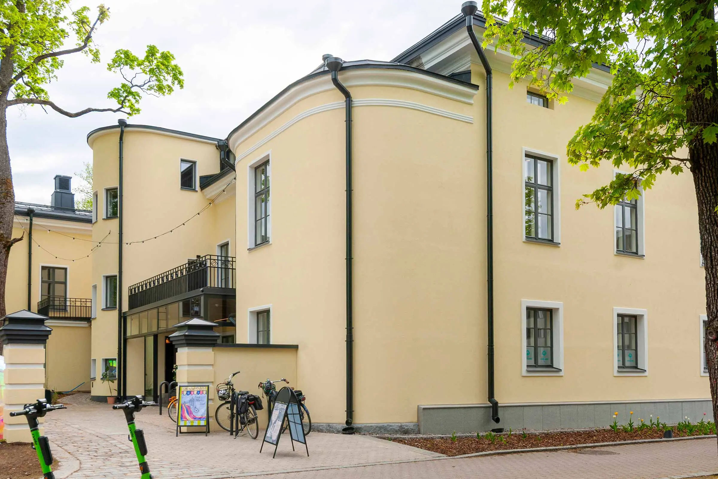 StoColor Lotusanilla huoltomaalattu Frenckellin konttorin julkisivu