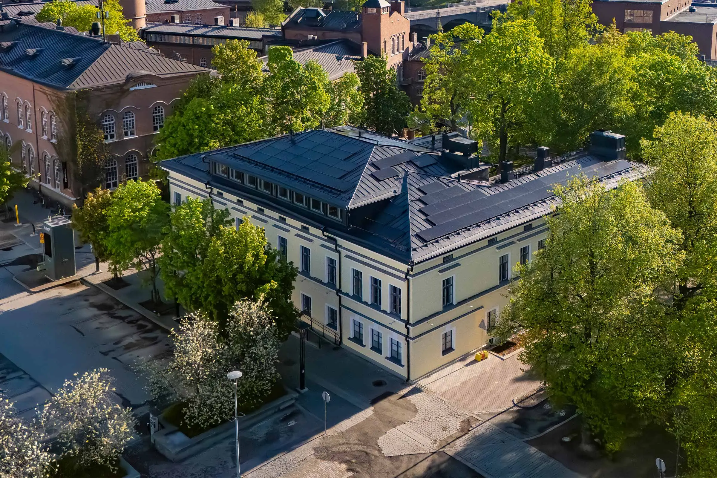 StoColor Lotusanilla huoltomaalattu Frenckellin konttorin julkisivu