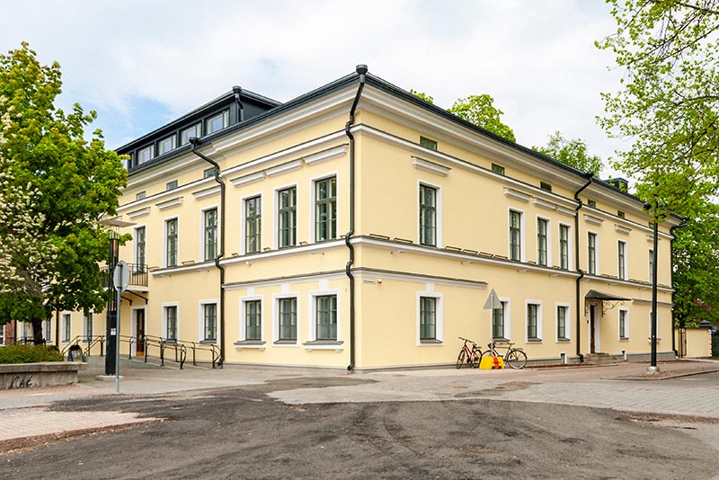 Julkisivun itepuhdistuva huoltomaalaus