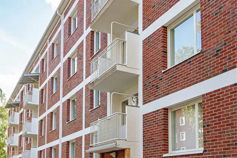 Tiilijulkisivu, joka korjattu StoVentec-järjestelmällä