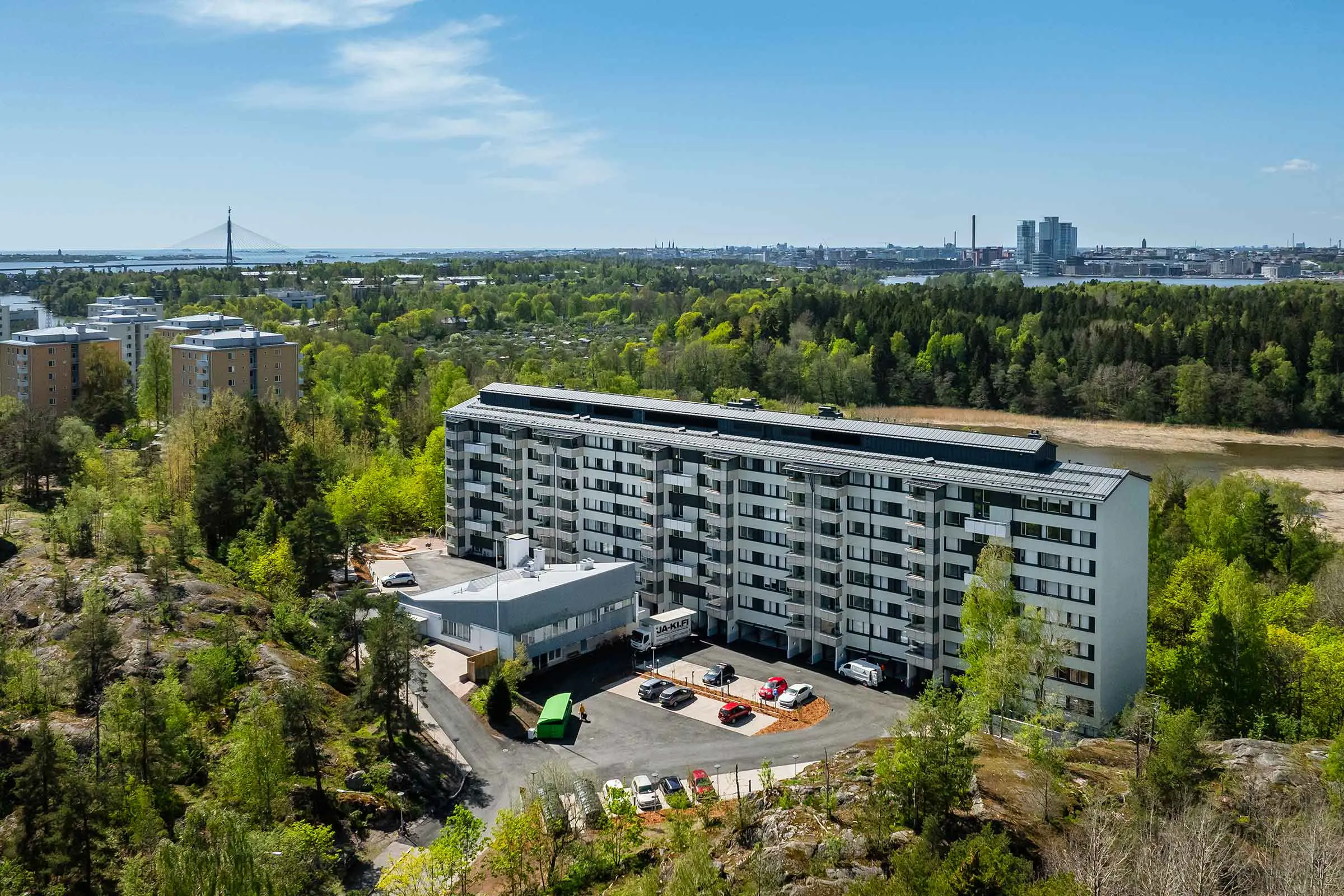 Levyrappauksella julkisivukorjattu kerrostalo ilmakuvassa