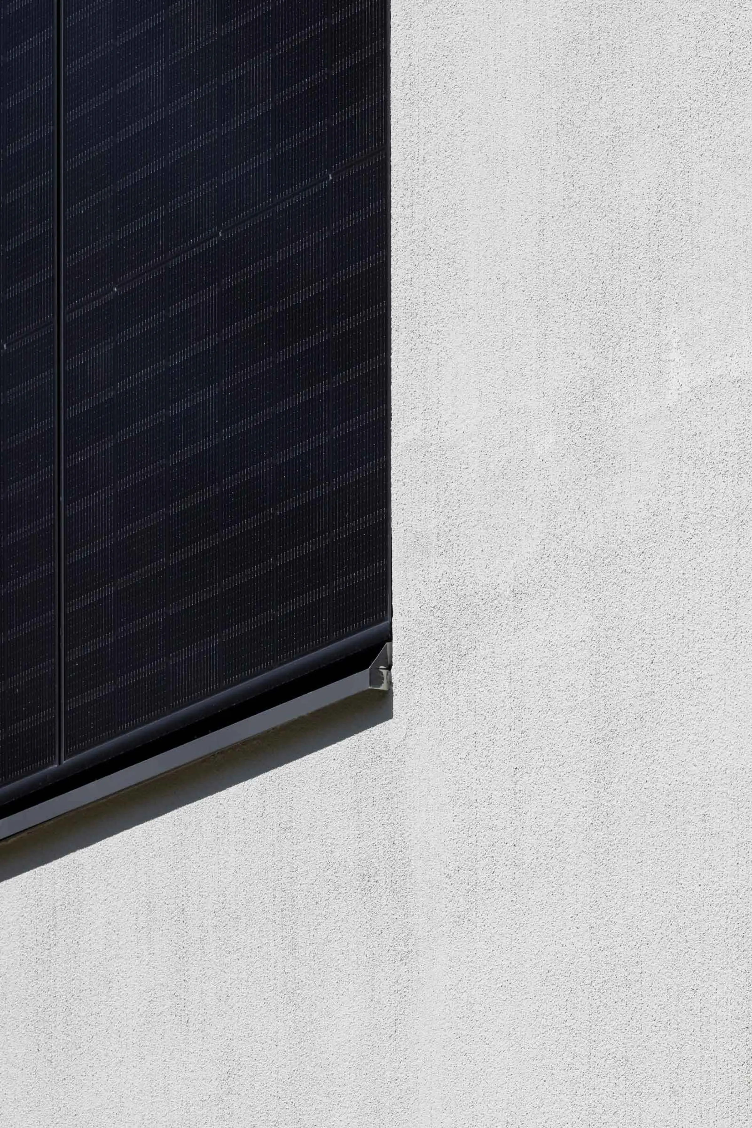 Yksityiskohta julkisivuun integroidusta aurinkopaneelista