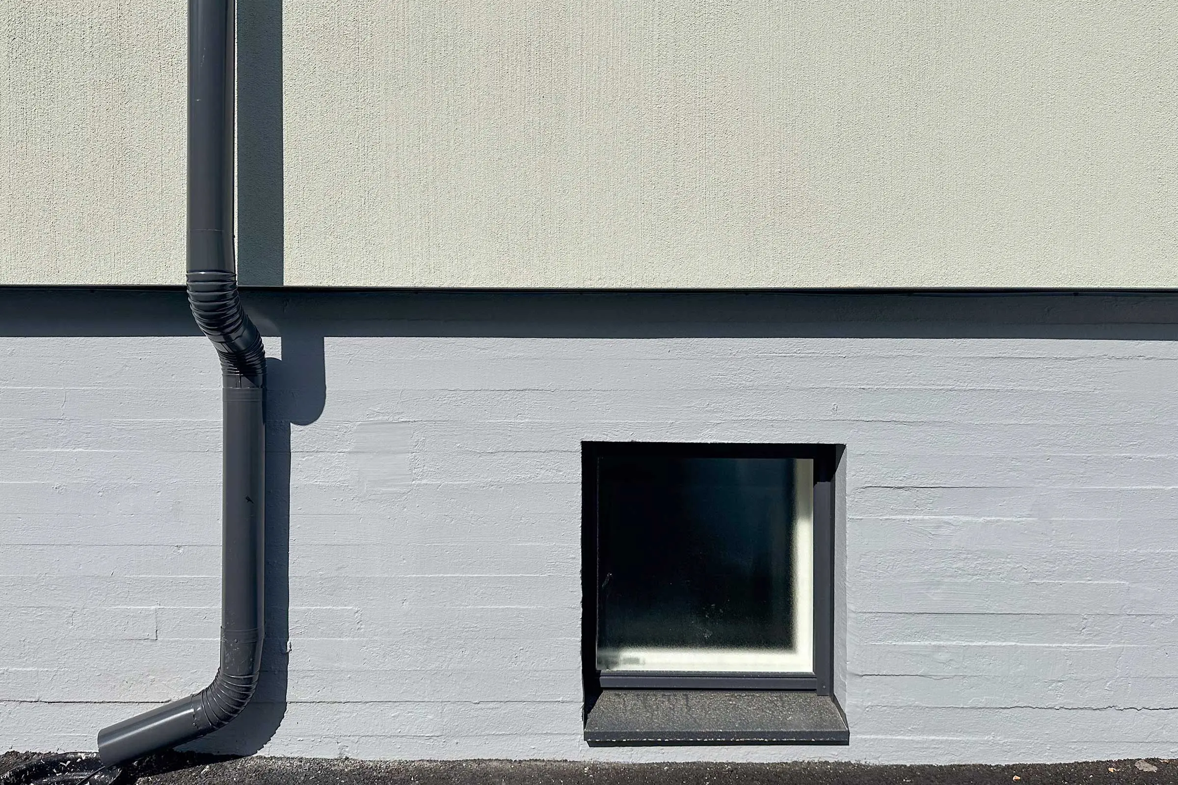 Levyrapatusta julkisivusta yksityiskohta, jossa näkyy hyvin viimeistely pystyharjauksella.