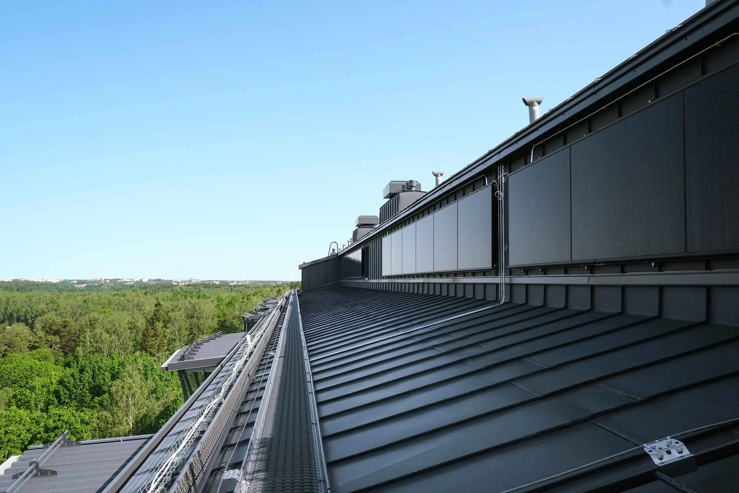 IV-konehuoneen julkisivuihin asennetut aurinkopaneelit