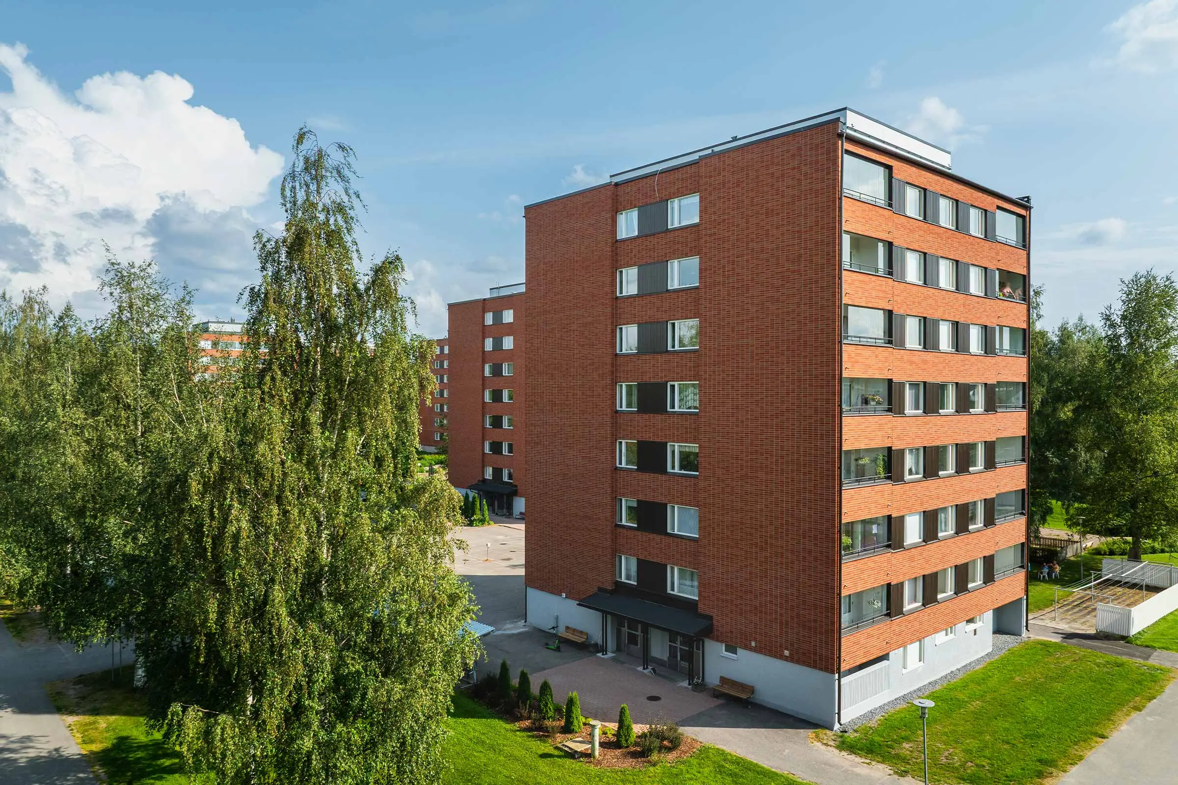 Ilmakuva kerrostalosta, jossa tiililaattajulkisivu