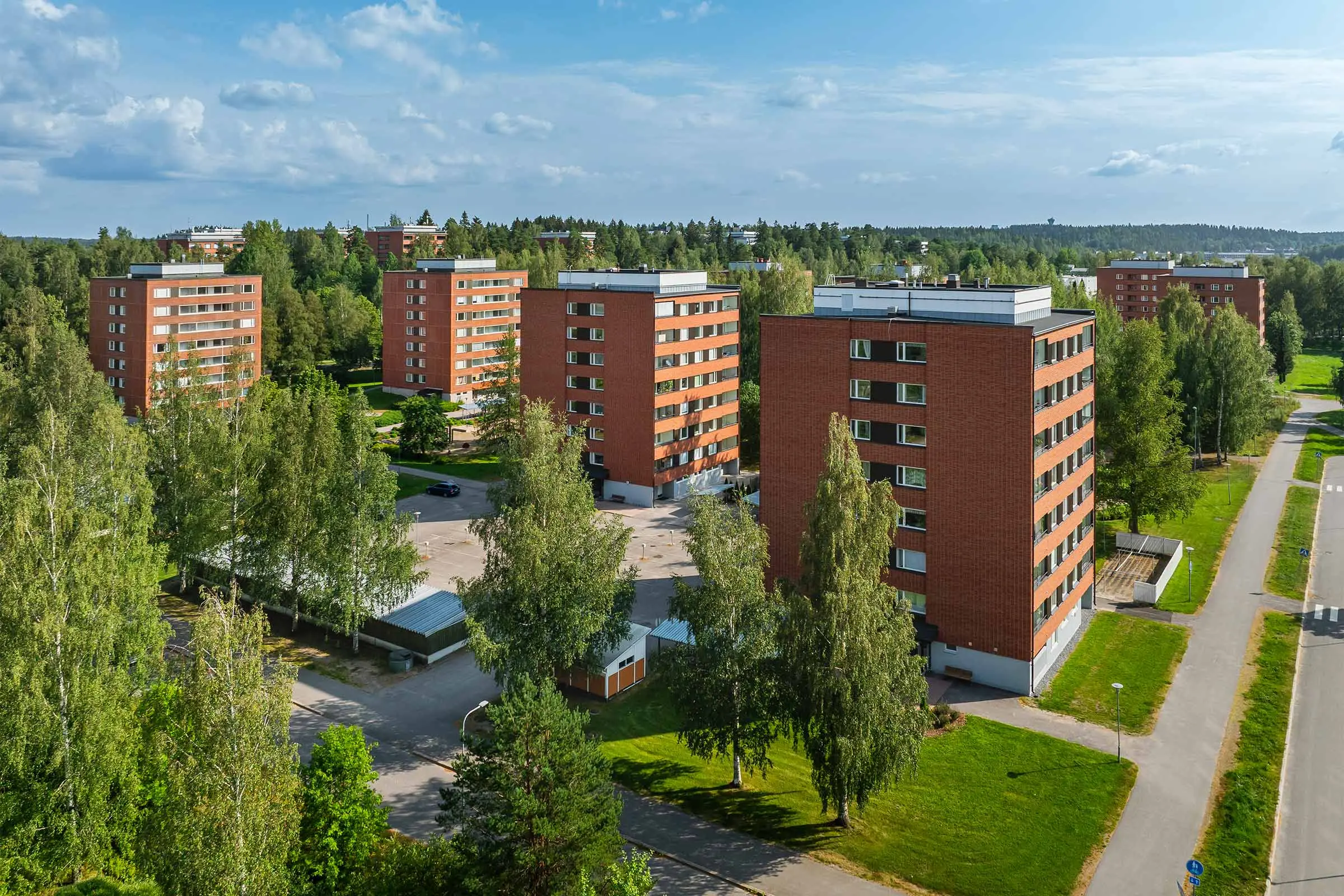 Ilmakuva tiililaattapintaisista kerrostaloista