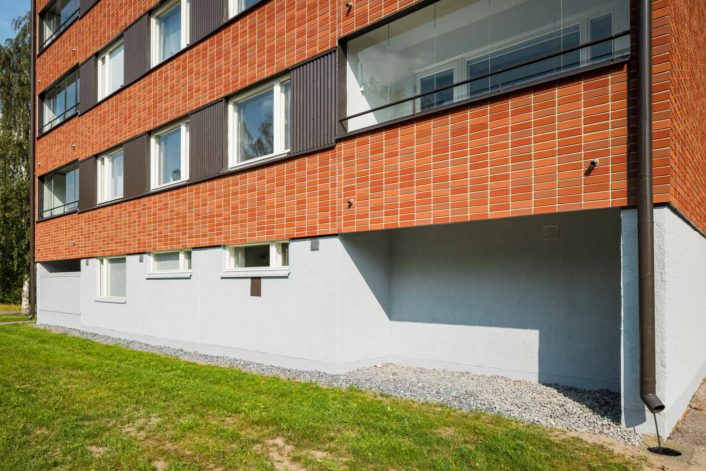 Kerrostalon alaosa, jossa tiililaattajulkisivu