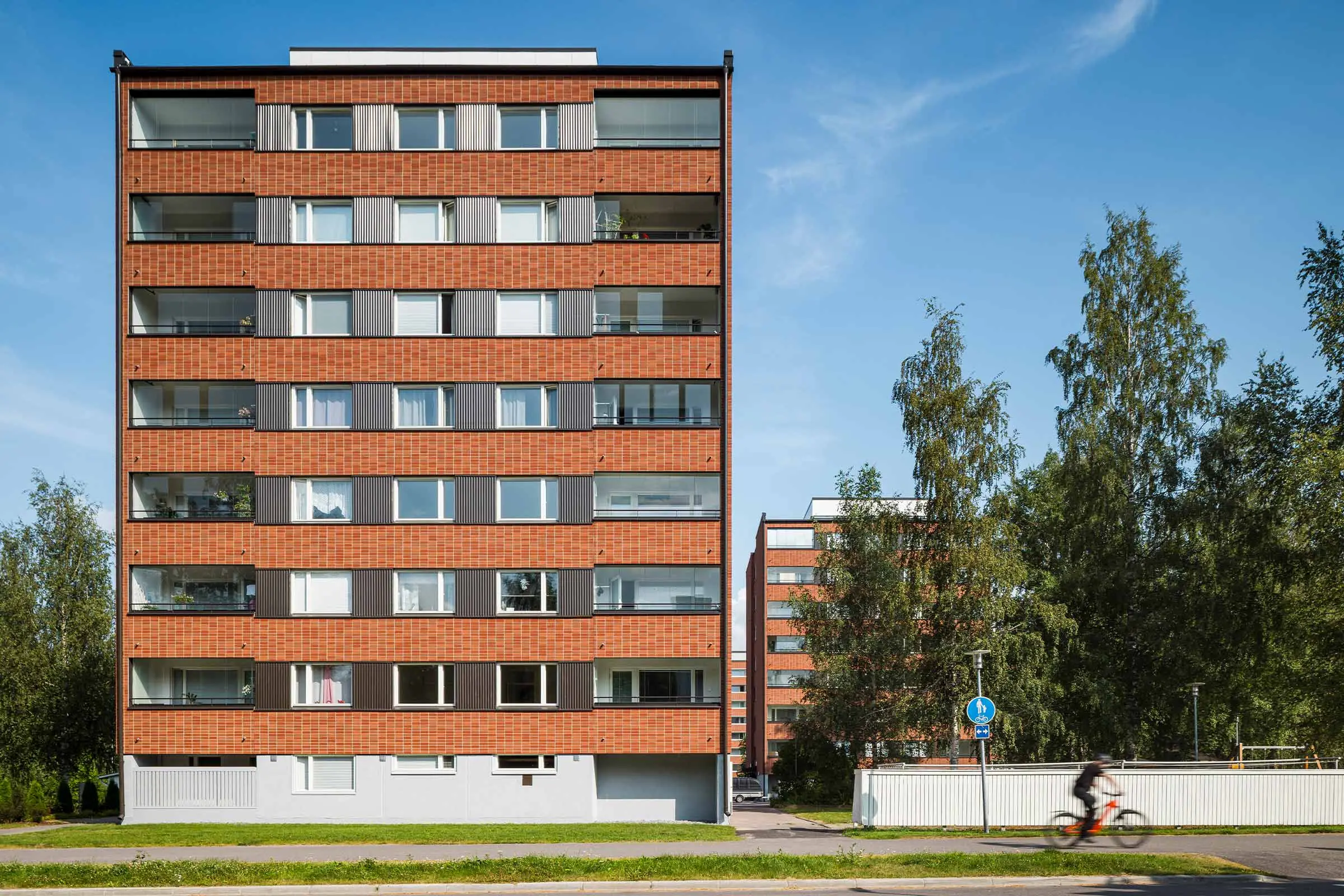 Kerrostalo, jossa tiililaattajulkisivu