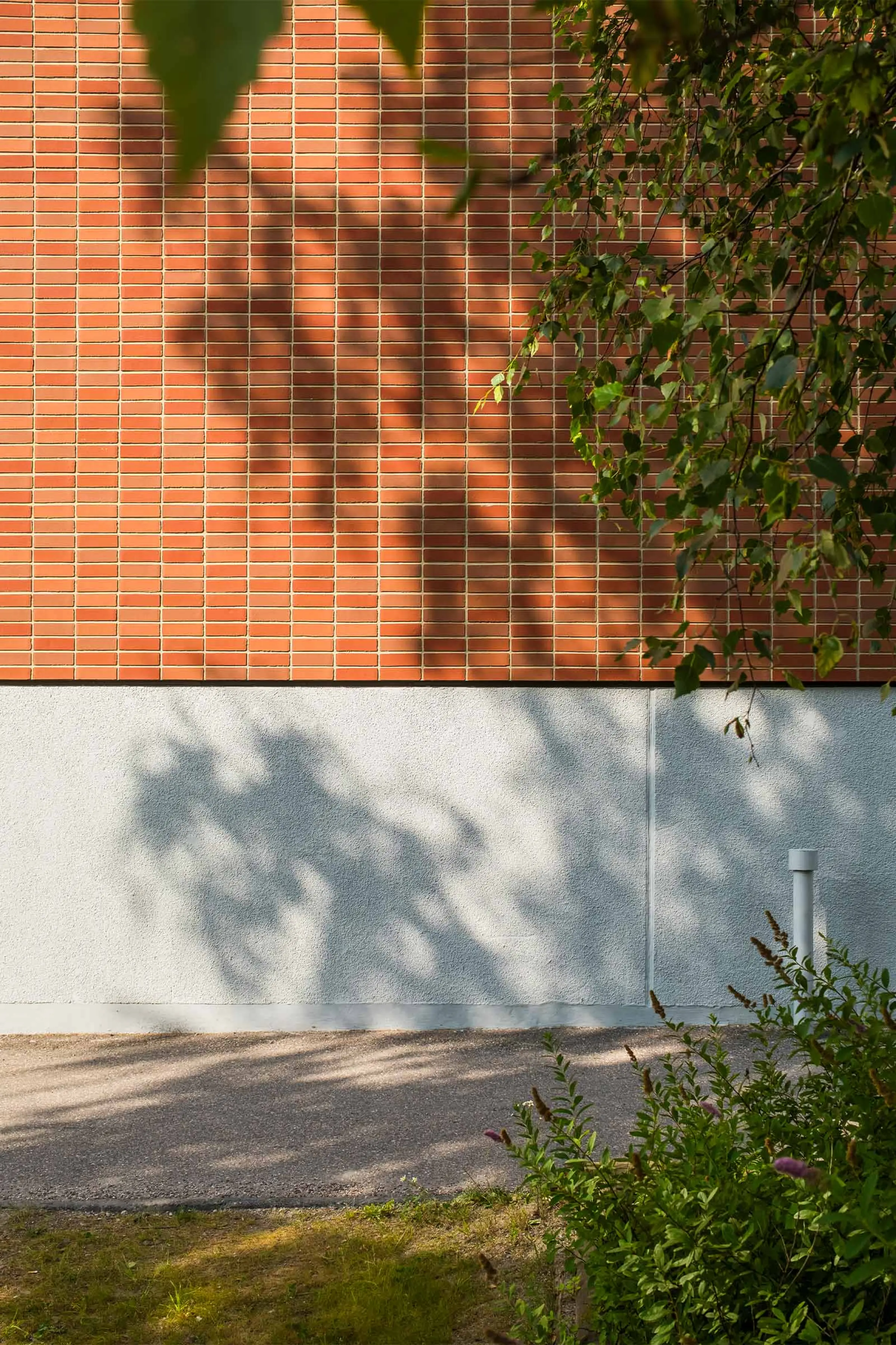 Lähikuva kerrostalon tiililaattajulkisivusta