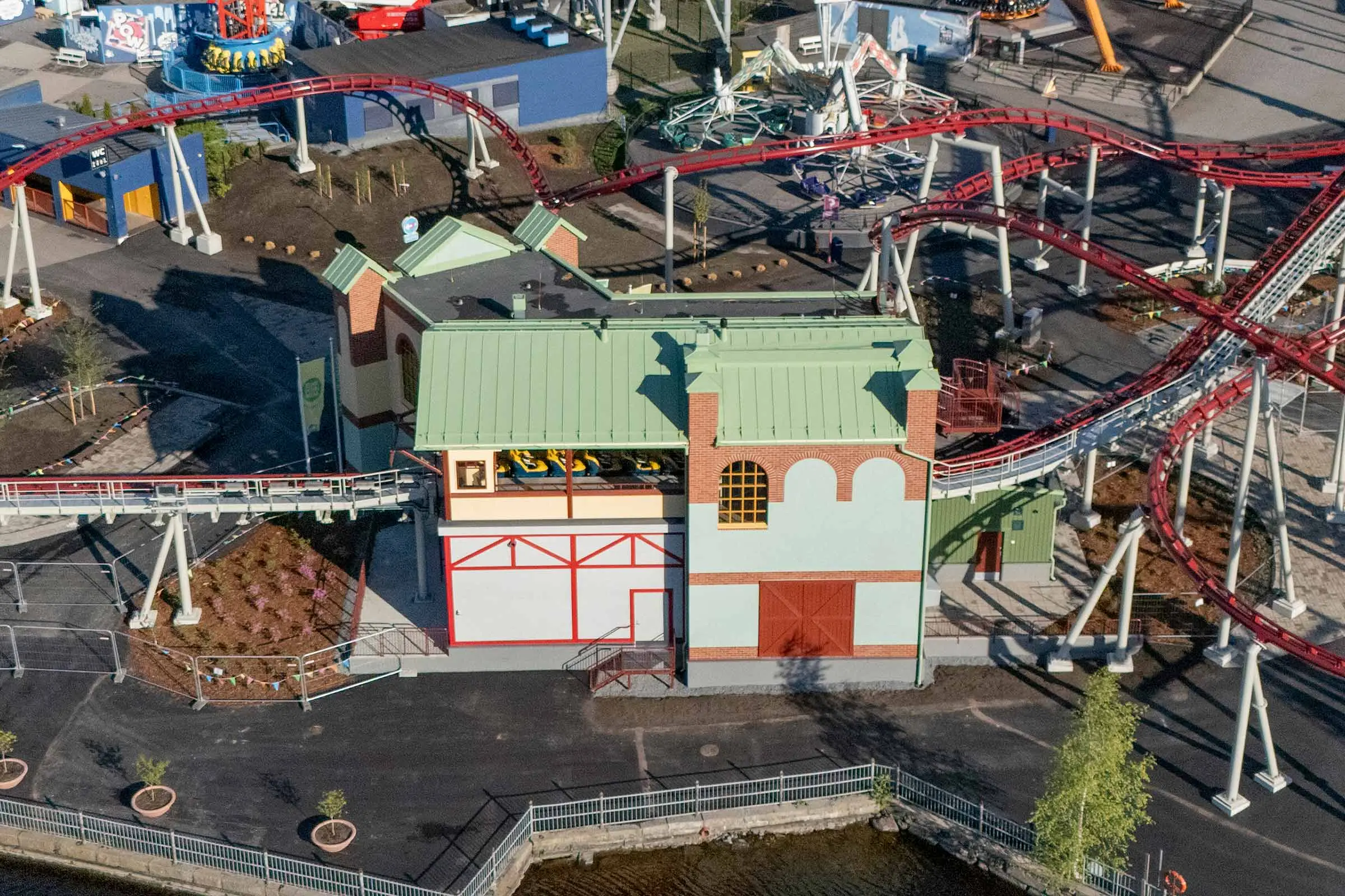 StoCleyer B -kevyttiililaatta Särkänniemen Konect-vuoristoradan julkisivuissa
