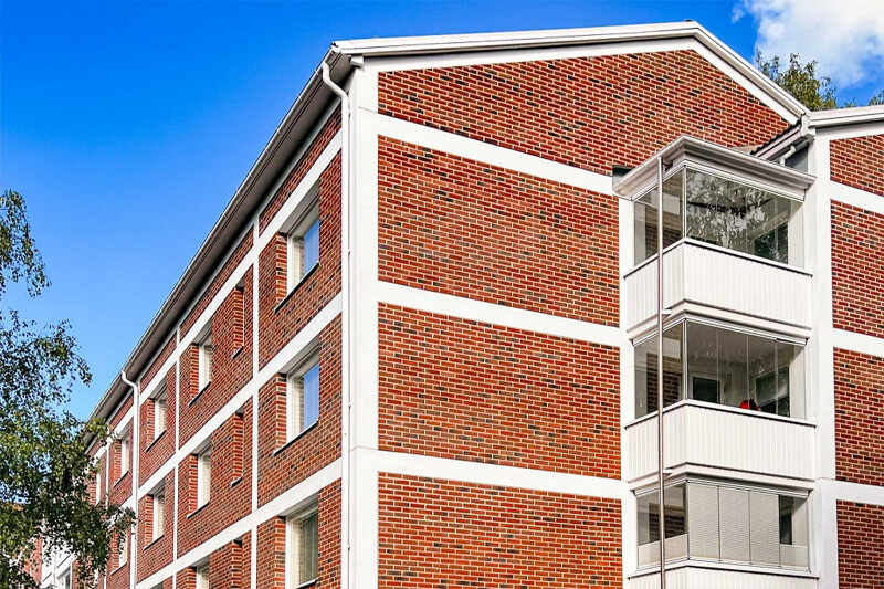 Julkisivukorjattu tiilikerrostalo