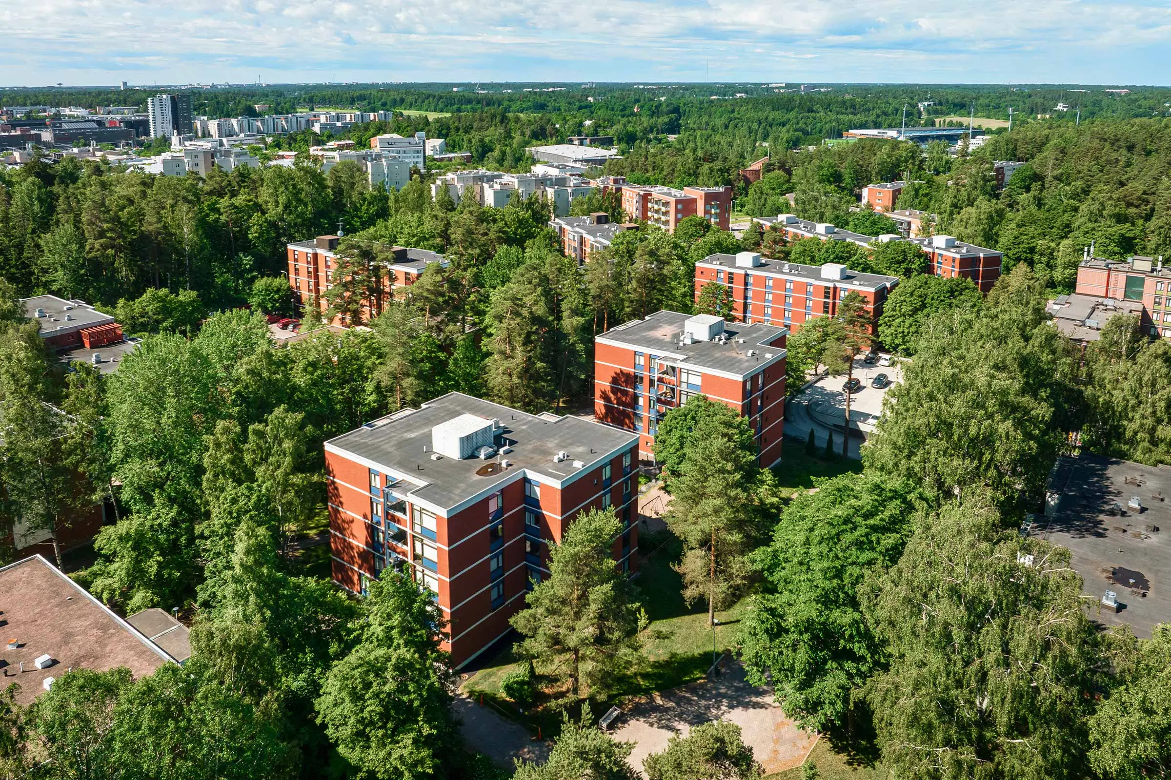 Kerrostalo, joka peruskorjattiin StoCleyer B -tiiliverhouksella ja tuulettuvalla järjestelmällä.