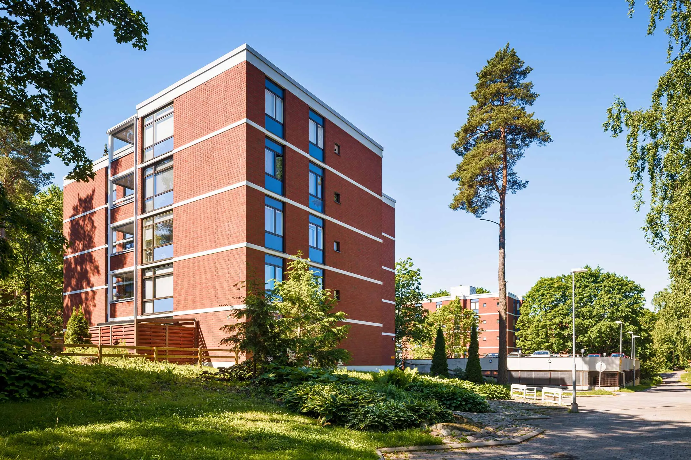 Kerrostalo, joka peruskorjattiin StoCleyer B -tiiliverhouksella ja tuulettuvalla järjestelmällä.