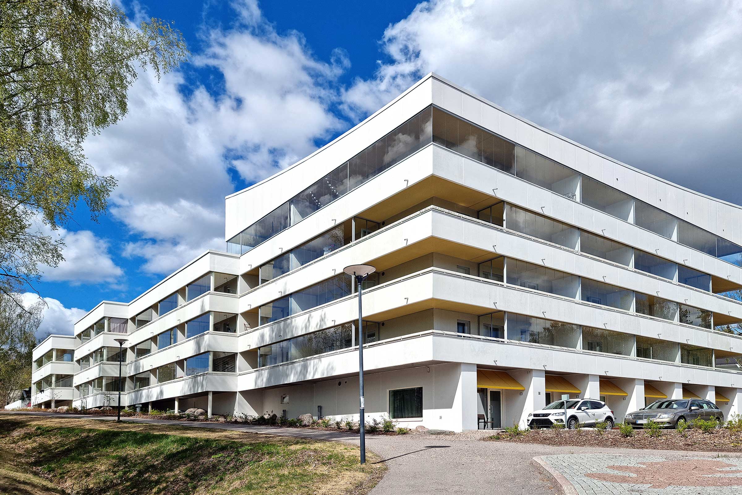 Kuva valkoisesta kerrostalosta.