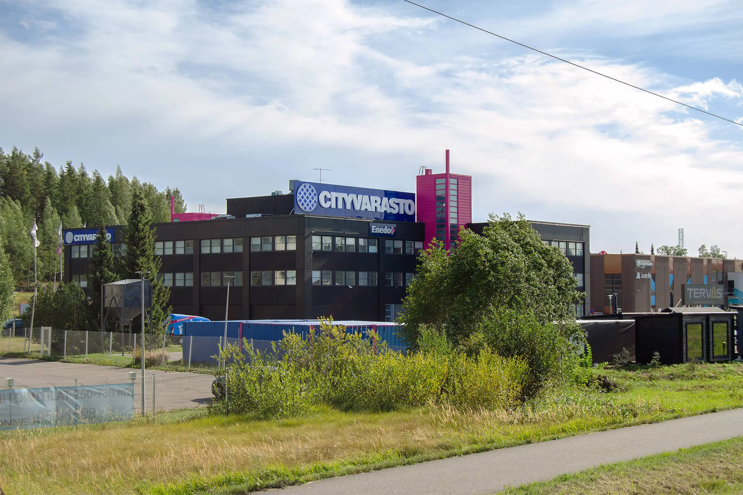 Cityvarasto Kehä III -tien varrelta kuvattuna