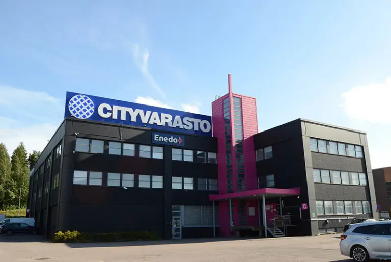Brändiväreillä mustalla ja pinkillä huoltomaalattu Cityvarasto.